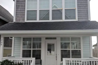 Image de Nouvelle maison avec vue sur l'océan dans la plage historique de Nye. Animaux acceptés.
