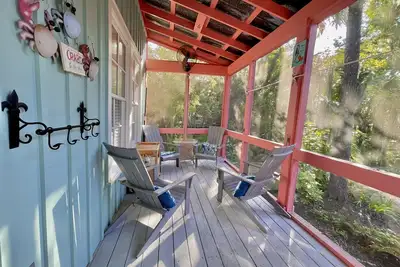 Image de Avantages du complexe, intimité du chalet, lit king, peinture fraîche, glissement de bateau