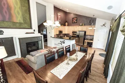 Image de Maison de rêve avec salle multimédia et salle de jeux, patio en pierre et grill professionnel, 6 chambres!
