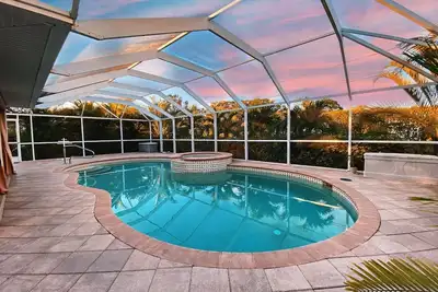 Image de Moderne 3/2 avec piscine chauffée, jacuzzi et cour clôturée