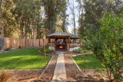 Image de Adorable maison de campagne avec de nouveaux draps, vaisselle et décoration! Cabane Tiki avec foyer!