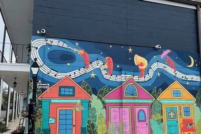 Image de Condo de Garden District - Steps to Magazine and St. Charles (stationnement extérieur)