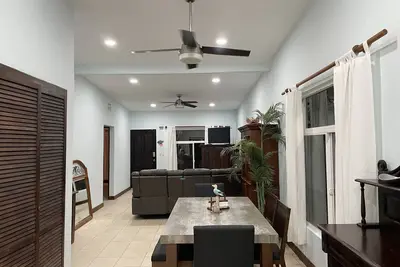 Image de Résidence privée avec piscine et seulement un bloc de la plage, restaurants, vie nocturne. . .