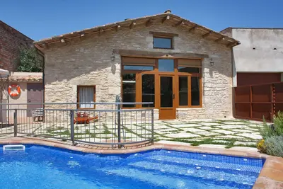 Image de Charmante villa de grand qualité avec piscine privée près du lac et des plages