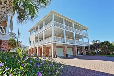 Image de Le summum de la vie sur la plage! Vue sur l'océan, à quelques pas de la plage, 12 couchages, ascenseur!