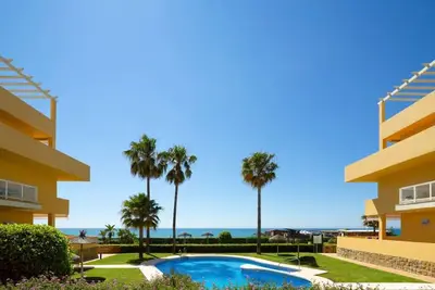 Image de 3 bedroom beachfront apartment La Cala de Mijas