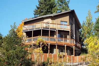 Image de Le Deckhouse et Gameroom, vue sur l'eau, bain à remous, parfait pour les familles et les animaux!