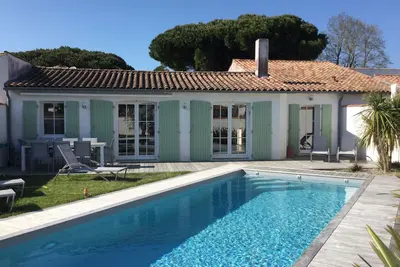 Belle maison lumineuse avec piscine chauffée au centre de La Flotte