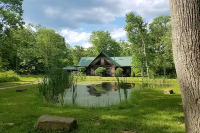 Image de Belle maison en bois rond sur 12 acres - idéal pour les familles!