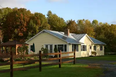 Image de Maison de campagne ensoleillée Vt avec bain à remous. Emplacement idéal près du village de Woodstock