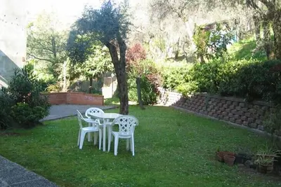 Image de Grande maison, et économique, le jardin, près de la mer, dans un quartier calme