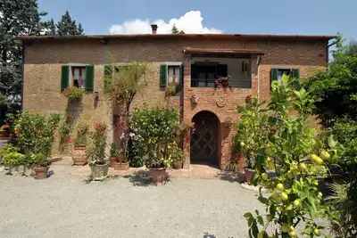 Image de Villa rustique entourée de champs de tournesols