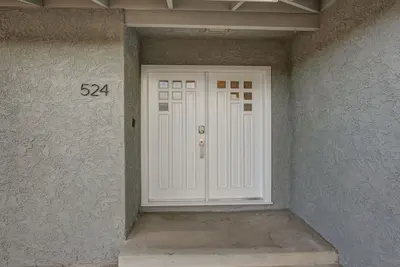 Image de Nouvelle maison rénovée avec piscine à Thousand Oaks