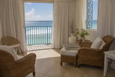 Image de 201 South Ocean Villas avec vue sur la plage et les vues sur l'océan à couper le souffle