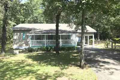 Image de Callender Lake Cozy 2 chambres cabine avec carport près de Historic Edom, Texas