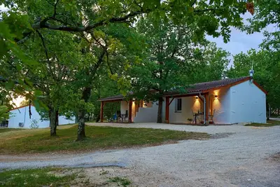 Image de Bungalow avec terrasse sur une colline à Dordogne