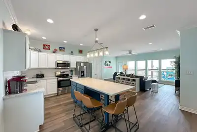 Image de SeaDreams Ocean front 3 Br, 2 Bth, cuisine gastronomique, vue sur l'océan autour du porche