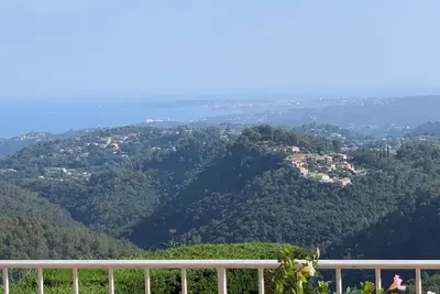 Image de Magnifique vue mer et montagnes panoramique au pied d'un village provencal