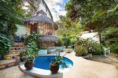 Image de Paradis tropical isolé avec piscine