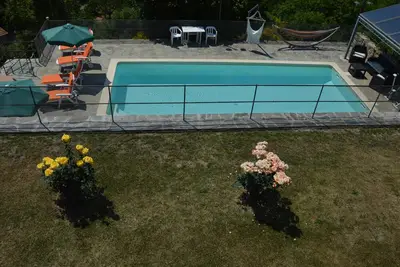 Image de Habitation Typique Dans Velva Avec Jardin Et Piscine