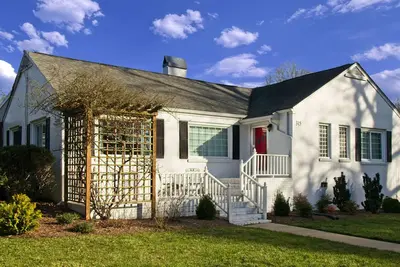 Image de The Cary House 3br 2ba Sleeps 6 - Heart of Downtown Cary - Eat Drink Play Shop