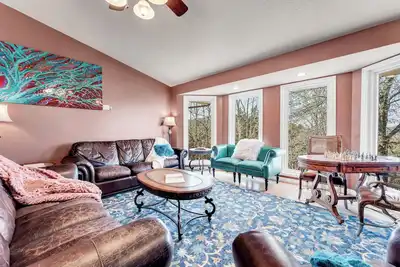 Image de Havre caché sur 8+ Lakeside Acres, quai privé, pêche, randonnée, luxe du vieux monde