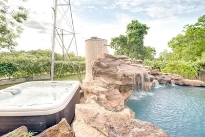 Image de Location d'une ferme moderne avec piscine et bain à remous à 1, 5 km de Main St Fredericksburg.