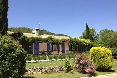 Image de Villa provençale traditionnelle avec piscine privée chauffée