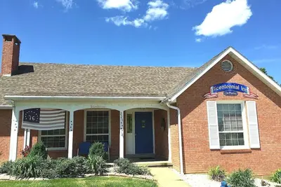 Image de Votre séjour bicentenaire en 1976! Petits-déjeuners gratuits, navette gratuite vers les vignobles et boissons gratuites