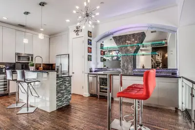 Image de Maison de ville glamour au centre de Booming Legacy Plano