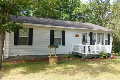 Image de Détendez-vous au Hilltop Cottage - By Lake Margrethe * Pet Friendly * Game Room *