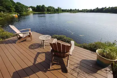 Image de LakeFront, plage, bain à remous, sauna, salle de jeux, télévision 150 \", visite vidéo.