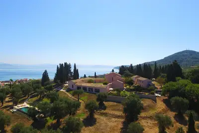 Image de Ensemble immobilier de luxe près de la plage à Messonghi, Corfou - avec cuisinier et personnel