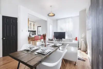 Image de Chic Boutique Stylish Open concept 1 Br Suite w / Balcony Downtown Toronto