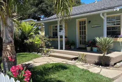 Image de Santa Cruz Yacht Harbor Beach Cottage situé à 2 pâtés de maisons de Twin Lakes Beach