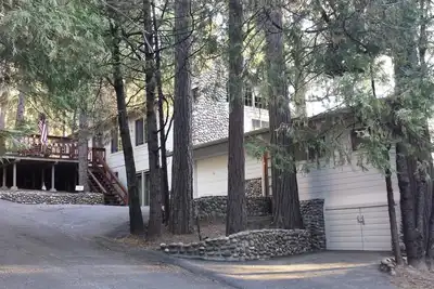 Image de Bass Lake Paradise dans la région de willow Cove. Près de Yosemite et Badger Pass.