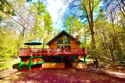 Image de Stream Side Mountain Lodge & bain à remous, près de Tout - Famille et Animaux acceptés!