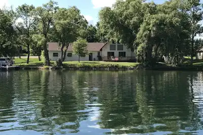 Image de Maison de luxe Le Homme Dieu avec emplacement privilégié et accès privé aux bateaux