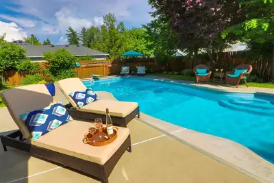 Image de Maison de quartier mise Ă jour au calme avec piscine et bain Ă remous - Walk to Town