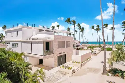 Image de 8br Beachfront Villa w / Game Room, Pool, Chef & Maids - Près de la vie nocturne