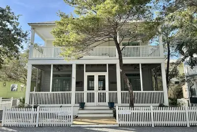 Image de 6 maisons Ă la plage, grands porches, en bord de mer prop. Maman est heureuse