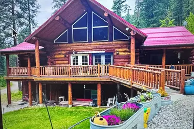 Custom Log Home - Foyer extérieur, sentiers et ruisseau