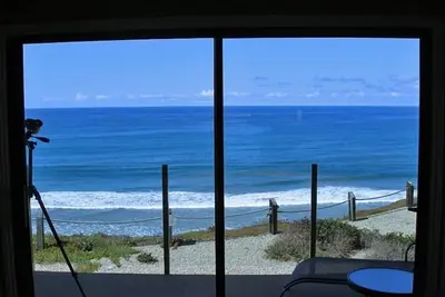 Image de Oceanfront! Vue dégagée - unité de coin - entièrement rénovée