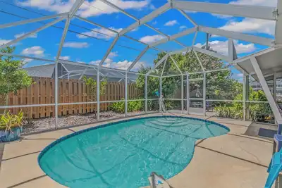 Image de Piscine chauffée et bain à remous Beach Home. 2 min à pied 2 plage. La maison de rêve de Jimmy Buffet.