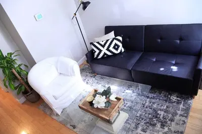 Image de 2Bed / 1. 5Bath Sunny Rowhome, 1 mile à l'intérieur du port