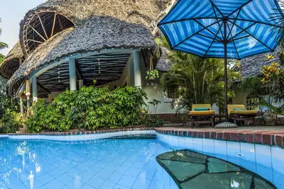 Image de Villa, piscine, maison d'hôtes, cuisinier, jardinier, femme de ménage. Plage