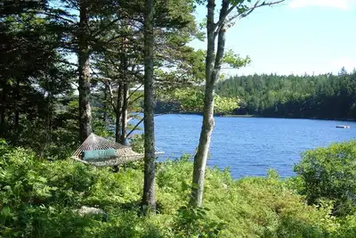 Image de Lakefront Cottage sur \"Quietside\" de Mt Desert Island face au parc national d'Acadia
