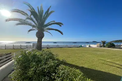 Image de Maison de plage avec entrée privée sur la plage.
