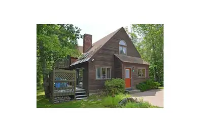 Image de La maison du pont rouge. 360 ° de vue sur le lac.