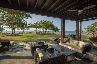 Image de Villa de luxe en bord de mer avec une vue imprenable! Piscine à débordement!